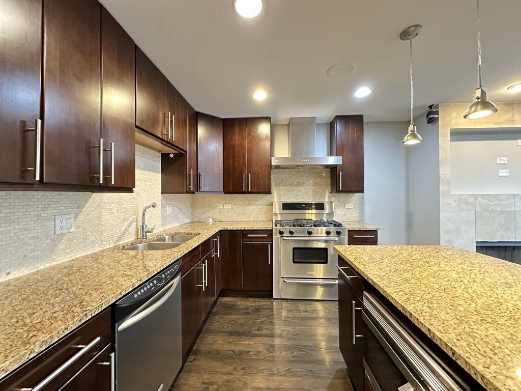 Building Photo - 907 N Damen Ave