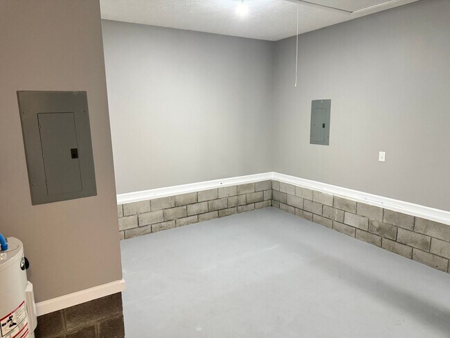 Building Photo - Cute 3 Bedroom Ranch in Fox Crossing! Conv...