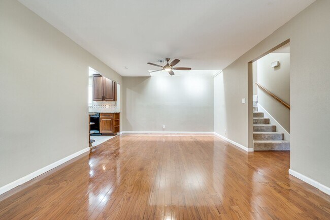 Building Photo - UPDATED 2-BEDROOM TOWNHOME IN MIDTOWN