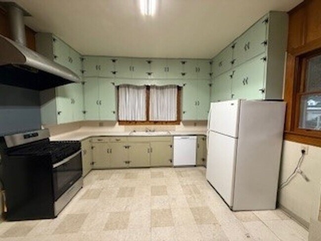 Building Photo - 704 E Thomas St