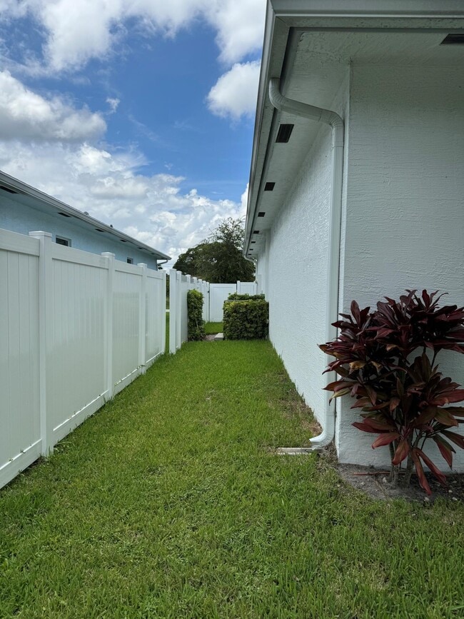 Building Photo - 1031 Mango Dr
