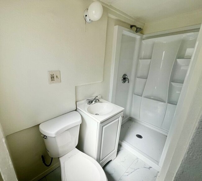 Building Photo - Charming Studio in Fairmont Village – Porc...