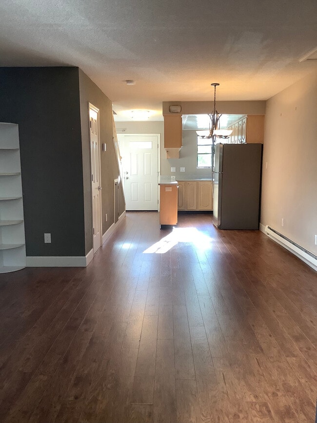 Building Photo - Two Bedroom Townhouse near Ashland Community Hospital