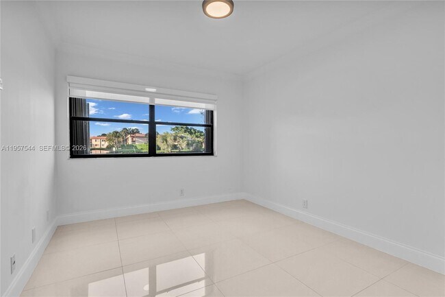 Building Photo - 220 Lakeview Dr