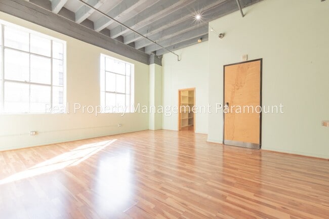 Building Photo - Beautiful One Bedroom Apartment in Downtown Los Angeles!