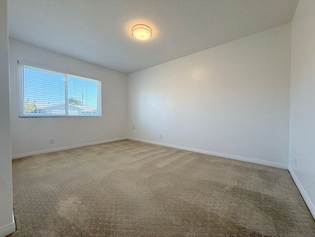 Building Photo - 4 Bed + 3 Bath + Bonus Room + Loft