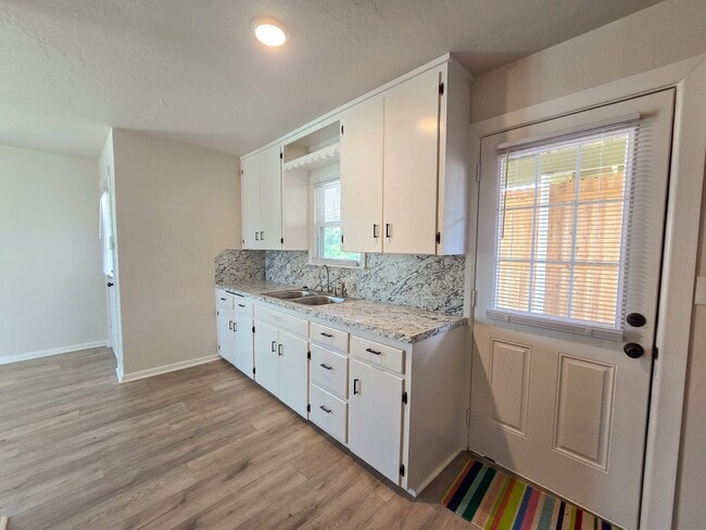 Building Photo - Cute Efficiency Studio Style Home in Shawnee!
