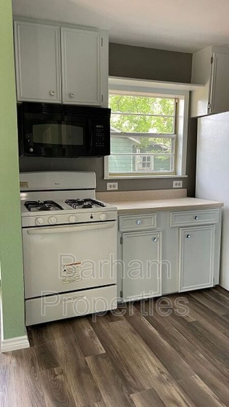 Building Photo - 916 Cason St
