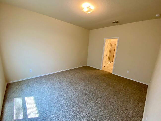 Building Photo - Spacious 4 Bedroom ~ Convenient to JBSA Ra...