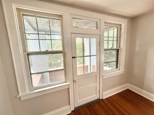 Building Photo - **BEST DEAL**Ghent -2 Bedroom condo 2nd Fl...