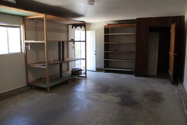 Building Photo - Three Bedroom, One Bathroom Single Family Home in Isleton.