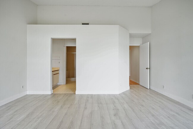 Building Photo - 10910 Lakemore Ln