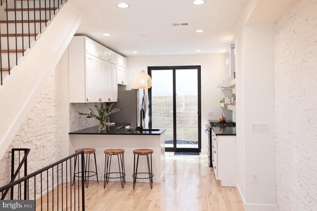 Building Photo - 2539 Collins St