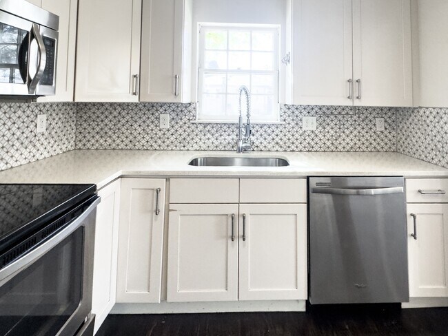 Building Photo - Spacious 5-Bedroom Gem on Locust Street – 2,053 Sq. Ft. of Comfort in Denver's Heart!