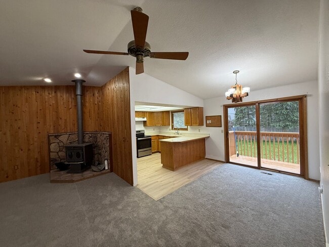 Building Photo - Charming Eagle River Split-Level – Mountai...