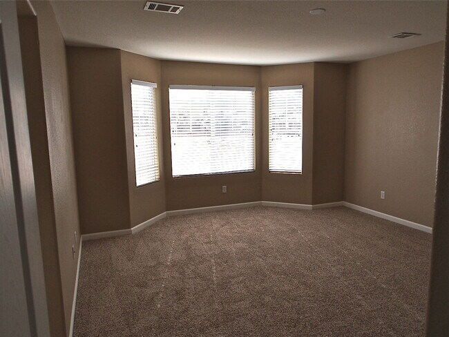 Building Photo - The Meadows Deceptively Spacious w/3BD plus Large Loft! Available Now.