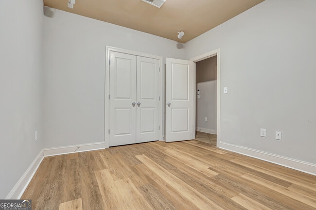 Building Photo - 225 Carlyle Park Dr