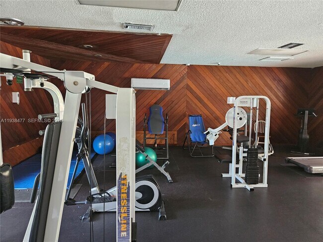 Building Photo - 5320 NE 6th Ave