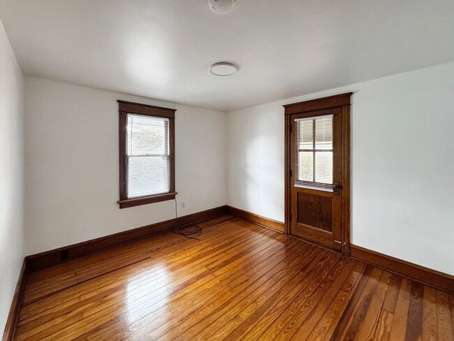 Building Photo - 1012-1014 Louisa St