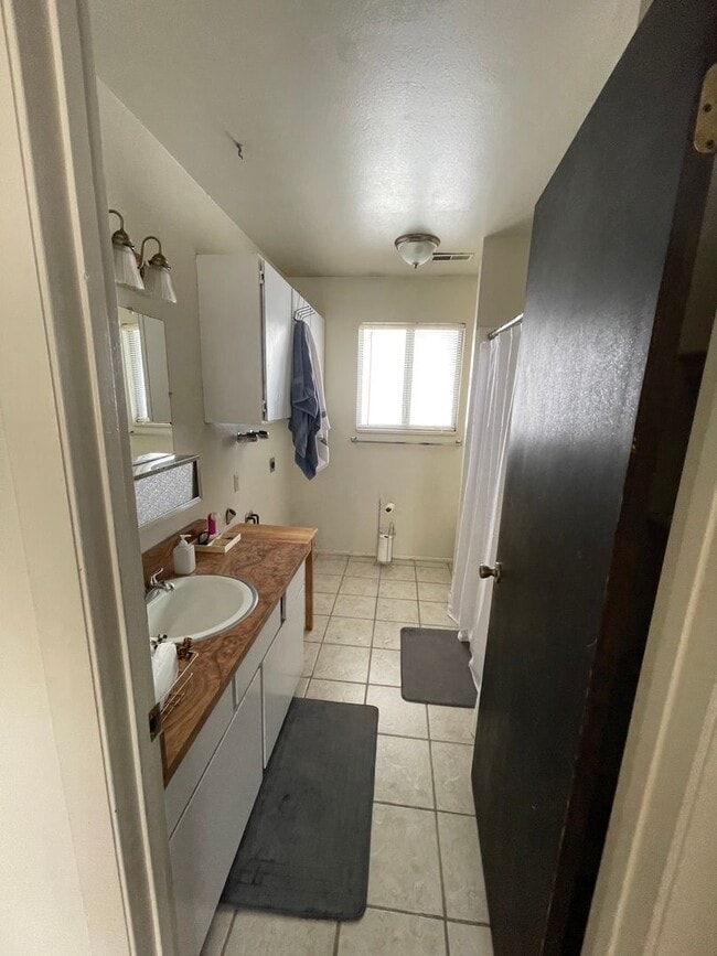 Building Photo - Upper Level 2 Bedroom 1 Bath