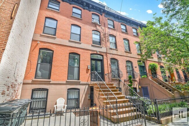 Primary Photo - 607 Warren St