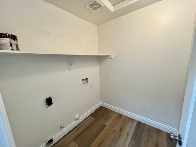 Building Photo - 11815 Mantova Ave