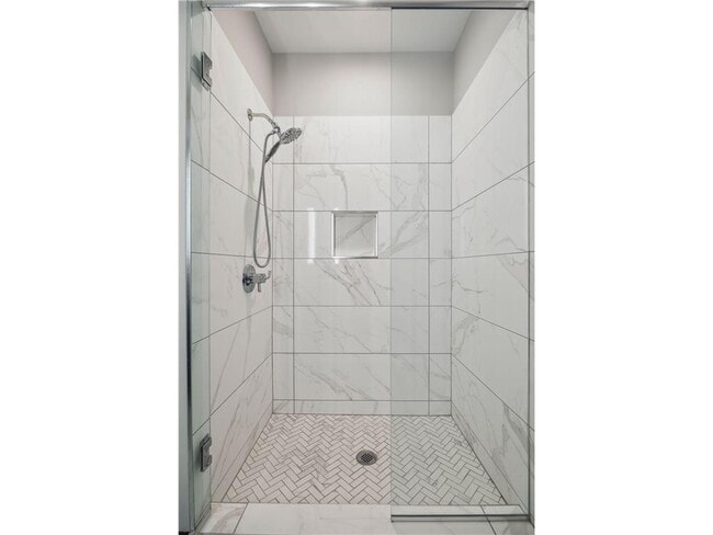 Building Photo - 253 Lake St E