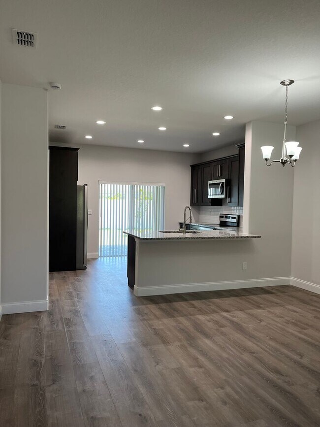 Building Photo - Newer 3bdr/2ba in the heart of Palm Coast!