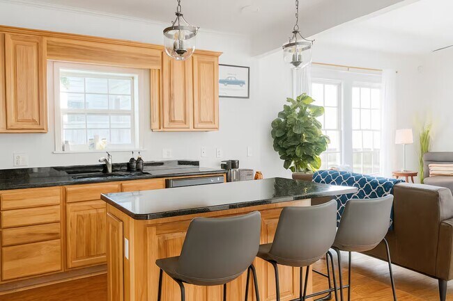 Building Photo - 1084 Kirkwood Ave SE