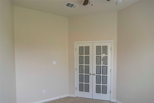Building Photo - 2542 Ravenwood Dr