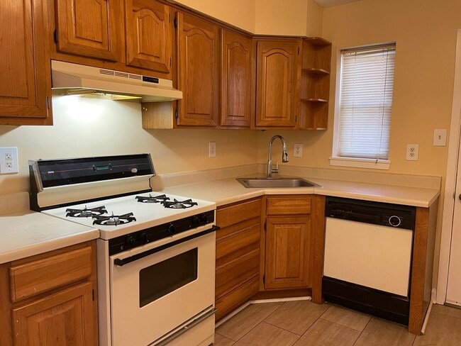 Building Photo - Freshly Renovated 2 Bedroom 1 Bath a block...