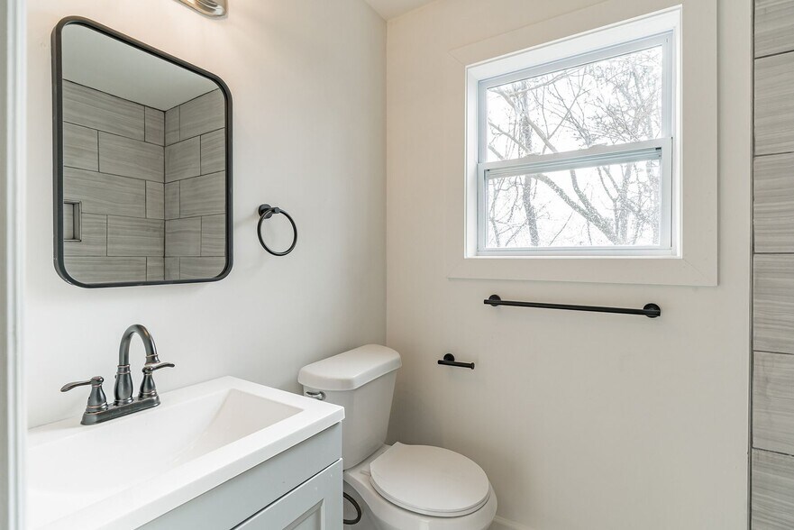 Building Photo - 724 Sylvan