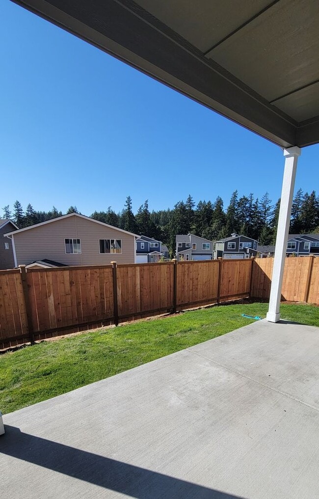 Building Photo - Newer 5 Bedroom Home off Loxie Eagans! Min...