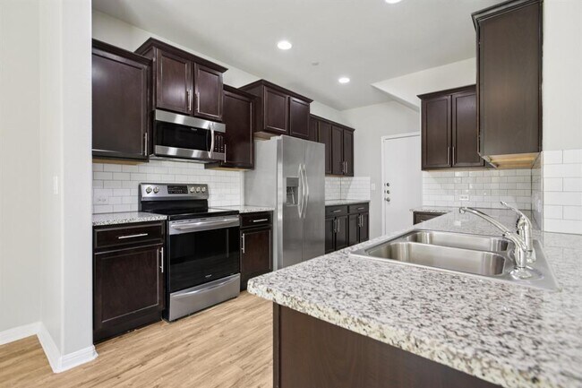 Building Photo - 516 E Slaughter Ln