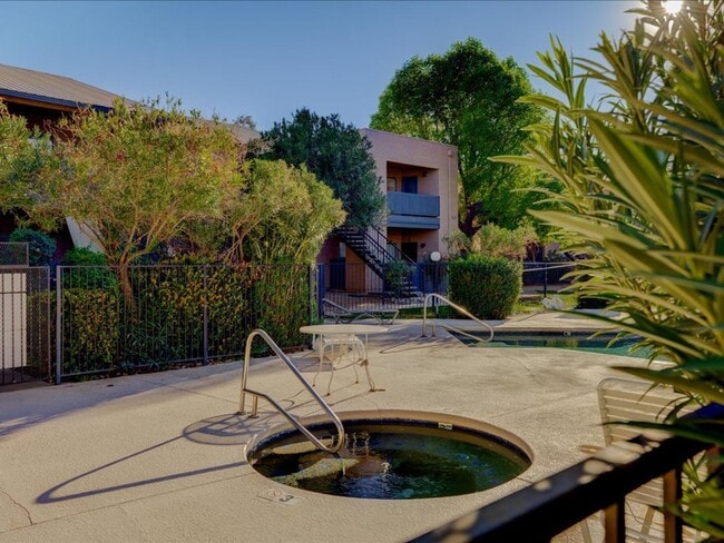 Building Photo - 2 Bedroom 2 Bathroom with Community Pool and Spa!