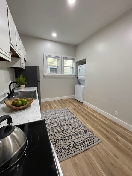 Building Photo - 410 W Maple St