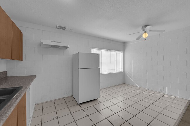 Building Photo - 2908 E Poplar Ave