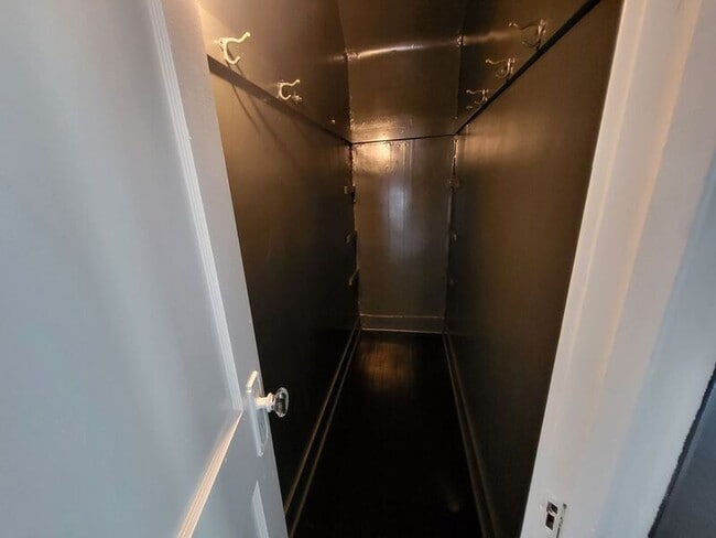 Building Photo - 1645 Larchmont Ave