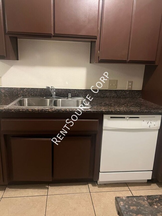 Building Photo - 504 W Ave J4