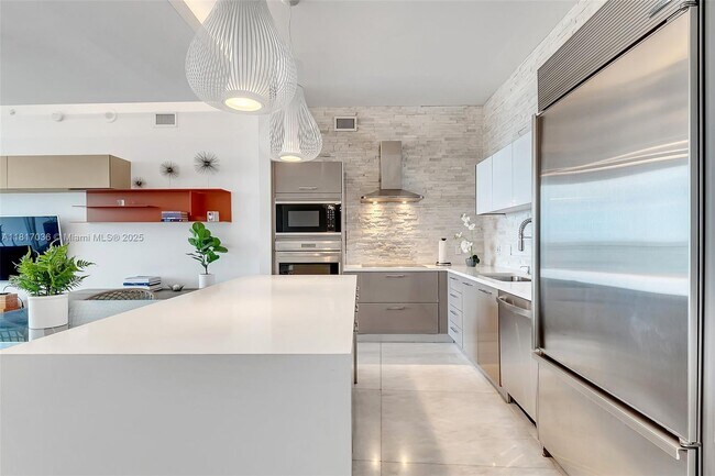 Building Photo - 2020 N Bayshore Dr