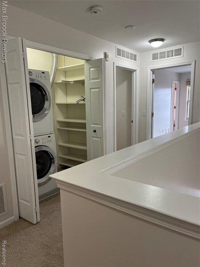 Building Photo - 3255 Camden Dr