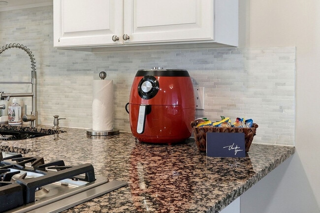 Building Photo - 657 N Carpenter St