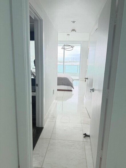 Building Photo - 900 Biscayne Blvd