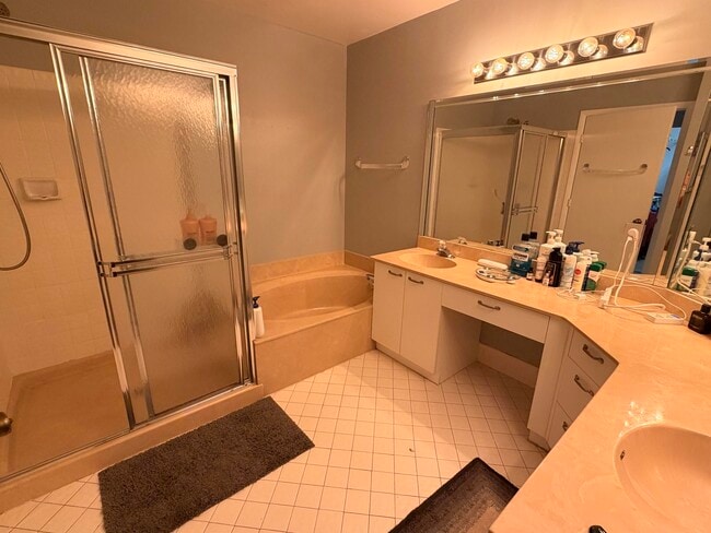 Building Photo - 5136 Floria Dr