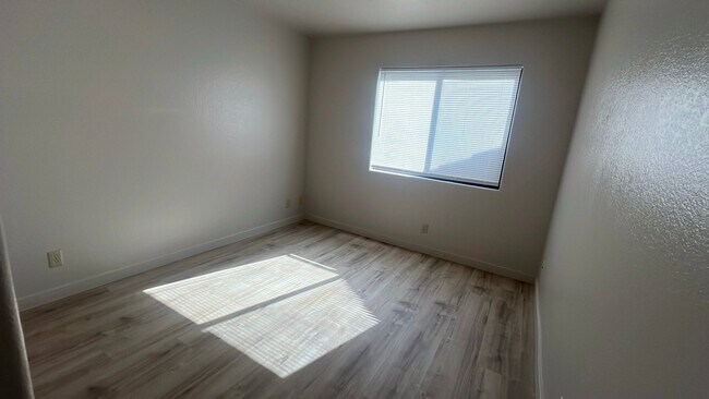 Building Photo - (APPLICATION PENDING) East Lancaster Home