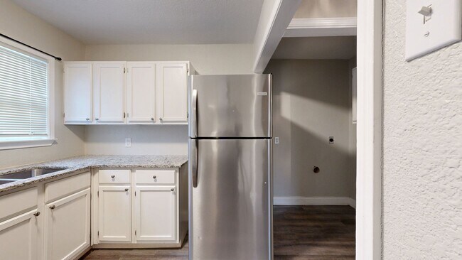 Building Photo - 2 WEEKS FREE RENT + $995 A MONTH!!!