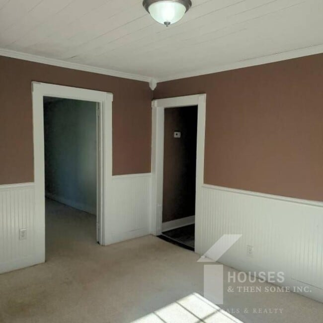 Building Photo - 108 Davis St