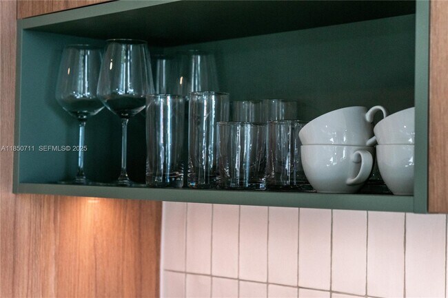 Building Photo - 601 NE 1st Ave