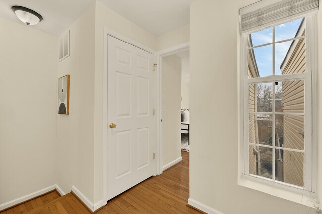 Building Photo - 909 8th St NE
