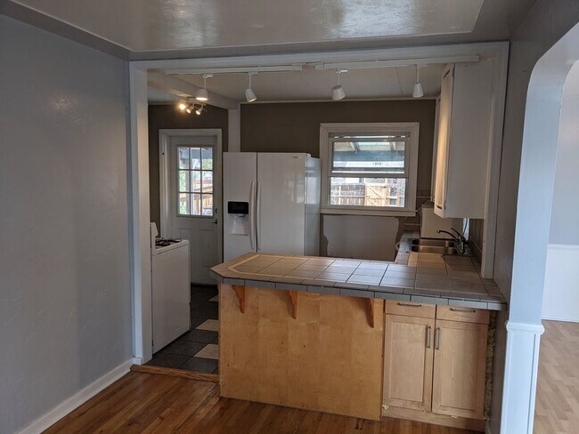 Building Photo - 470 S Pierson ST